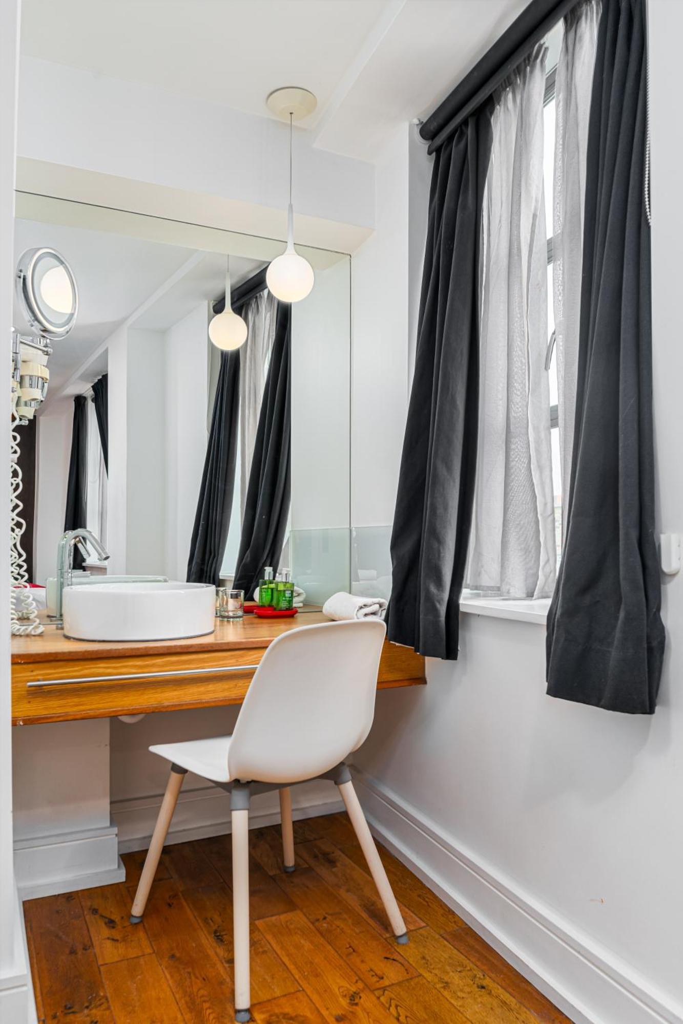 The Whitechapel 4*